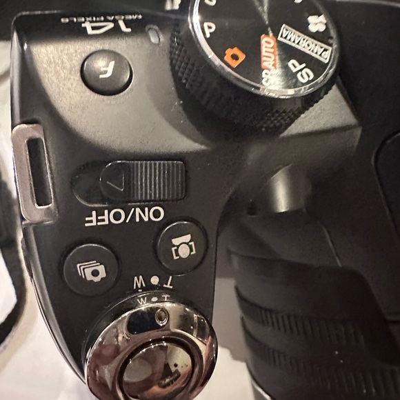 Fuji FinePix S3300 ~ 14 Megapixel Digital Camera w Wide Angle 26X Optical Zoom - Picture 7 of 8